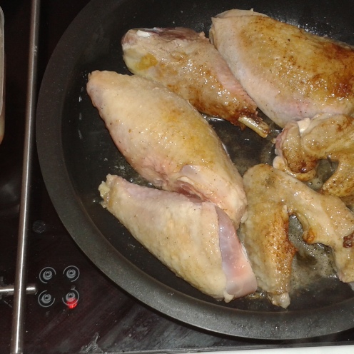 Rissoler les morceaux de poulet de chaque côté. Brown pieces of chicken in skillet