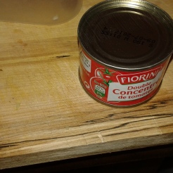 Ajouter le concentré de tomate et porter à petite ébullition pendant 30 minutes. Open the concentrate tomate and bring to boil for 30 min