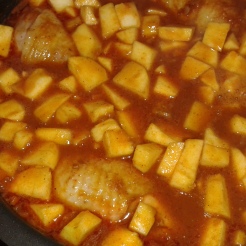 Une foisle poulet et les pommes cuites, ainsi que la sauce réduite. Once the chicken and apples cooked, and sauce reduced