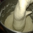 La pâte doit tombe doucement. The dough must fall slowly.