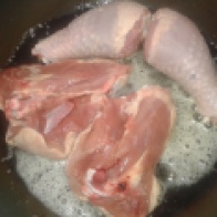 Faire rissoler doucement les cuisses de poulet (10 grs de beurre + 1 cuillère à soupe d'huile. Start browning slowly the chiecken legs with butter and oil in skillet