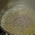Dans une casserole moyenne, faire suer les échalotes. In medium size saucepan, sweat the shallots