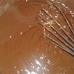 Dés que la crème bout, ajouter en une seule fois au chocolat et bien mélanger. Once the cream boil, add in 1 time to the chocolate and stir.