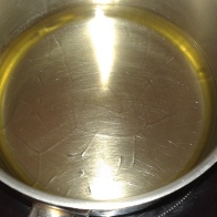 Chauffer l'huile à environ 150 degrés. Heat the vegetal oil at 300°F.