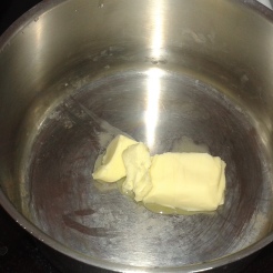 Mettre 20 gr de beurre à fondre dans une casserole 20 cm de diamètre . UIn saucepan of 8 inches diameter saucepan