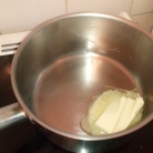 Cuire les moules. Faire fondre le beurre dans une casserole. Cook the mussels. Melt butter in saucepan.