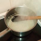 Ajouter le Noilly Prat et porter à ébullition. Add Noilly Prat, bring to boiling.