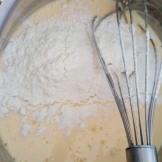 Ajouter la farine. Add the flour