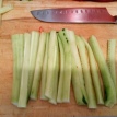 Eplucher le concombre, le tailler en 4 dans le sens de la longueur et couper la partie des pépins. Peel cucumber , cut in length and cut the part of seeds.